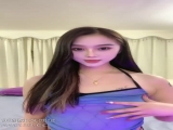 哥哥的小骚宝贝，无毛白虎丝袜高跟情趣肚兜勾搭送快递的小哥，口交足交舔蛋蛋好骚，让小哥各种抽插浪叫不止