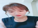 超美颜值女神，炮友没在自慰，外表清纯脱掉衣服一脸骚，振动棒抽插肥穴，进进出出浪叫，手指扣入搞得很爽