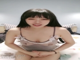 【大奶骚货天天想被操】被炮友按着头猛插嘴，人肉打桩机骑乘插骚穴，操的两个奶子直晃动