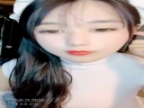 18岁萝莉小美❤️大一学生❤️童颜巨乳❤️圆圆润润大屁股，春心荡漾，像炮友们展示粉桃色BB穴！揉搓奶子，性感迷人