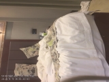 【古月探花】，网红脸外围小少妇，白嫩圆润美臀满分，欲拒还迎俩人对白很精彩有趣，小哥啪啪射出共度欢乐一刻