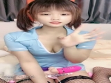 小萝莉来袭！双马尾18小可爱！一脸呆萌，男友不在道具自慰，黑色网袜夹着假屌，屁股上下套弄