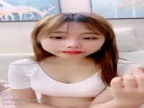 娇小身材18小萝莉！小小年纪很会玩！奇怪假屌嘴里塞，玻璃棒磨蹭嫩穴插入，淫水四溅搞得好湿