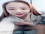 风骚的小老板娘露脸在店里把自己抠到受不了，主动脱下小哥的裤子深喉大鸡巴，无套抽插爆草浪叫呻吟直接射嘴