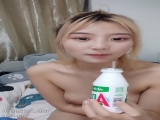 甜美可爱妹子和男友露脸聊骚勾引狼友，先慢慢口硬，女上位骑乘坐下传教士射在肚子上