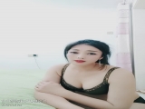 黑丝御姐露脸伺候大黑屌大哥，深喉大鸡巴让大哥在镜头前各种抽插爆草，压在身下边亲边干跟狼友互动精彩刺激