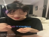 韵味十足骚御姐！坐在马桶上尿尿揉穴！炮友旁边睡觉操不动了，只能一个人自慰，扣穴娇喘呻吟