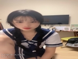 情趣学生制服！两根辩子小美女！娇小身材粉嫩美穴，翘起美臀揉搓，超级嫩水很多，摸下就出水