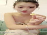 瑶瑶想喝奶极品清纯学妹跟小哥激情啪啪，口交舔逼啥都玩，让小哥边草边尿好刺激，性感无毛逼各种抽插射脸上