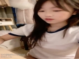 极品学妹来袭，全程露脸乖巧可爱，圆润坚挺的骚奶子自己揉捏陪狼友撩骚，特写逼逼给狼友看自己抠深夜可射