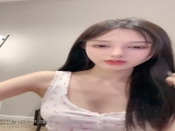 超美网红脸女神妹子，性感白丝比基尼，身材超棒，人间尤物椅子上特写白虎穴