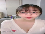 清纯系眼镜美少女桃子！顶级大肥臀超诱惑！翘起屁股摇摆，手指扣穴听见水声，娇喘呻吟欲罢不能