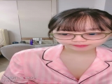 清纯系眼镜妹桃子！白嫩大屁股臀摇！镜头前揉搓小穴，手指拍打扣入，呻吟娇喘水声哗哗
