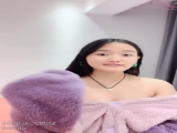 卡哇伊邻家小妹妹！清纯甜美新人！脱掉睡衣肉嘟嘟，多毛超嫩小穴，自摸拿出跳蛋震动，爽的低低呻吟