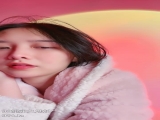 甜美系颜值女神！新人下海收费！珍珠内裤无毛肥穴，拨开近距离特写，用梳子插穴揉搓非常嫩