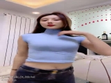 腿模网红女神！超性感！牛仔裤高跟鞋，扭腰摆臀腿玩年，脱下内裤操我大屁股，按摩器震动呻吟