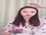 精品推荐！干净白虎美穴！极品尤物女神，黑色网袜美腿，振动棒自慰插穴，炮友扶屌挺入很舒服