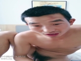 猥琐小眼哥也有娘们喜欢啊，露脸激情啪啪，乖巧听话跟狼友撩骚，口交大鸡巴，让小哥压在身下无套抽插上位干