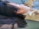 大哥的小女人露脸温柔且风情，露脸躺在床上让小哥玩弄，舔逼蹂躏深喉口交，无套抽插，骚穴淫水都拉丝了刺激