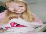 新来的大奶美女全程露脸伺候小哥，把小鸡巴舔成大鸡巴，享受小哥的后入抽插带来的刺激快感浪叫呻吟精彩刺激