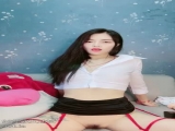 颜值御姐丝袜情趣诱惑，全程露脸激情大秀，揉奶玩逼道具抽插，跳蛋自慰表情好骚啊，跟狼友互动撩骚呻吟可射