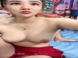 人妻少妇露脸镜头前伺候大哥啪啪给狼友看，小嘴装不下大鸡巴口交，近距离上位无套抽插看逼逼包裹大鸡巴真骚