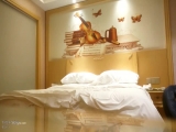 【侯小白】，泡良达人，28岁小白领，相约酒店共度春宵，脱光抱到床上抠逼操穴，娇喘阵阵
