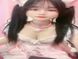 双马尾卡哇伊小萝莉！好久没秀来一波！猫耳朵小短裙，撩下衣服假屌骑坐，特写视角猛插穴流出水
