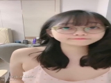 甜美眼镜美少女桃子！极品大肥臀超诱人！特写屁股抖动，手指拍打小穴扣弄，流出好多白浆