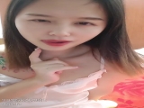 嗲嗲超会诱惑气质美女！性感睡衣大红唇！表情很魅惑，偶尔看下穴，翘起美臀对着镜头极品