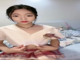 纯欲系极品美少女！甜美又淫骚！JK装舔着手指喊爸爸，开档白丝袜，假屌跳蛋双管齐下抽插