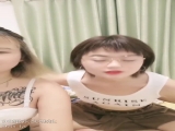 一男两女00后嫩妹！眼镜短发妹子！贫乳奶子多毛骚穴，骑乘后入深插，旁边另个妹子拍摄