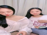 气质酒窝美女！姐妹花长得很像！大奶肥臀互揉，翘起屁股假屌后入，骑坐深插骚穴表情很爽