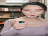 极品性感御姐！难得大尺度秀！撩起衣服揉捏大奶，大肥臀摇摆跪在椅子，特写视角极度诱惑