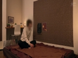 【羽衣のような薄いスケスケ服から大きなオッパイが飛び出しそうなメンエス嬢。ムッチリ太ももやお尻も、ほぼ丸見えですよ？】客の上に乗って全身をスリスリ押し当ててくるマッサージ&hellip;。この店はスタッフにどんな教育をしているんだっ！気持ち