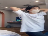 甜美新人乖巧听话换上高跟丝袜诱惑狼友，道具自慰骚穴浪叫呻吟不止，伺候小哥的大鸡巴露脸了，无套抽插口爆