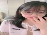 甜美眼镜美少女桃子！极品大肥臀超诱人！上跳蛋塞穴自慰，手指扣入粉穴，水声哗哗娇喘呻吟