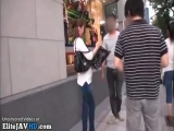 美しい可愛い人は喜ばれるのを楽しんでいます