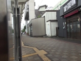 満員電車で吊り革拘束され両乳首同時開発のすえ無念の発情してしまった巨乳美女 美波もも
