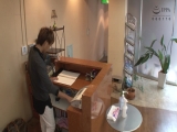 美容室でケープの中を全裸拘束され恥ずかしがりながら何度もイカされる爆乳女 吉根ゆりあ