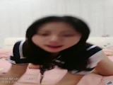 我草❤️鸡巴真长跟火箭~炮弹一样！把妹子操的直接脸变性~受不了叫的太厉害❤️胶带封喉继续操！