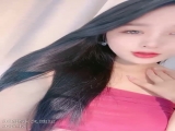 模特级网红女神！长发红唇超性感！撩起长裙珍珠丁字裤，翘起美腿假屌插穴，进进出出抽插极度诱惑