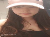 鸭舌帽新人甜美少女！卫生间诱惑一对豪乳！脱光光马桶上掰穴，特写视角揉搓阴蒂，手指扣弄骚逼
