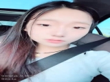 年轻嫩妹子户外驾车，停车后排座做爱，深喉口交无套操刮毛逼射在外阴上