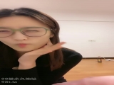 清纯眼镜小姐姐初下海！甜美性格好！半脱下内裤特写掰穴，跪在床上翘起屁股，全裸小秀一波