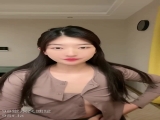 最新《疯狂抖音》新篇之《跳喷了》美女出场健身打拳 打着打着地上就湿了 内裤都不穿?