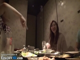 熱い女性は興奮した人に喜んでいます