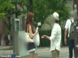 甘い女性はオーラルセックスで欲求不満の男を満足させる